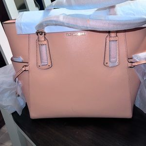 NWT Michael Kors large Voyager tote-Canteloupe-sections